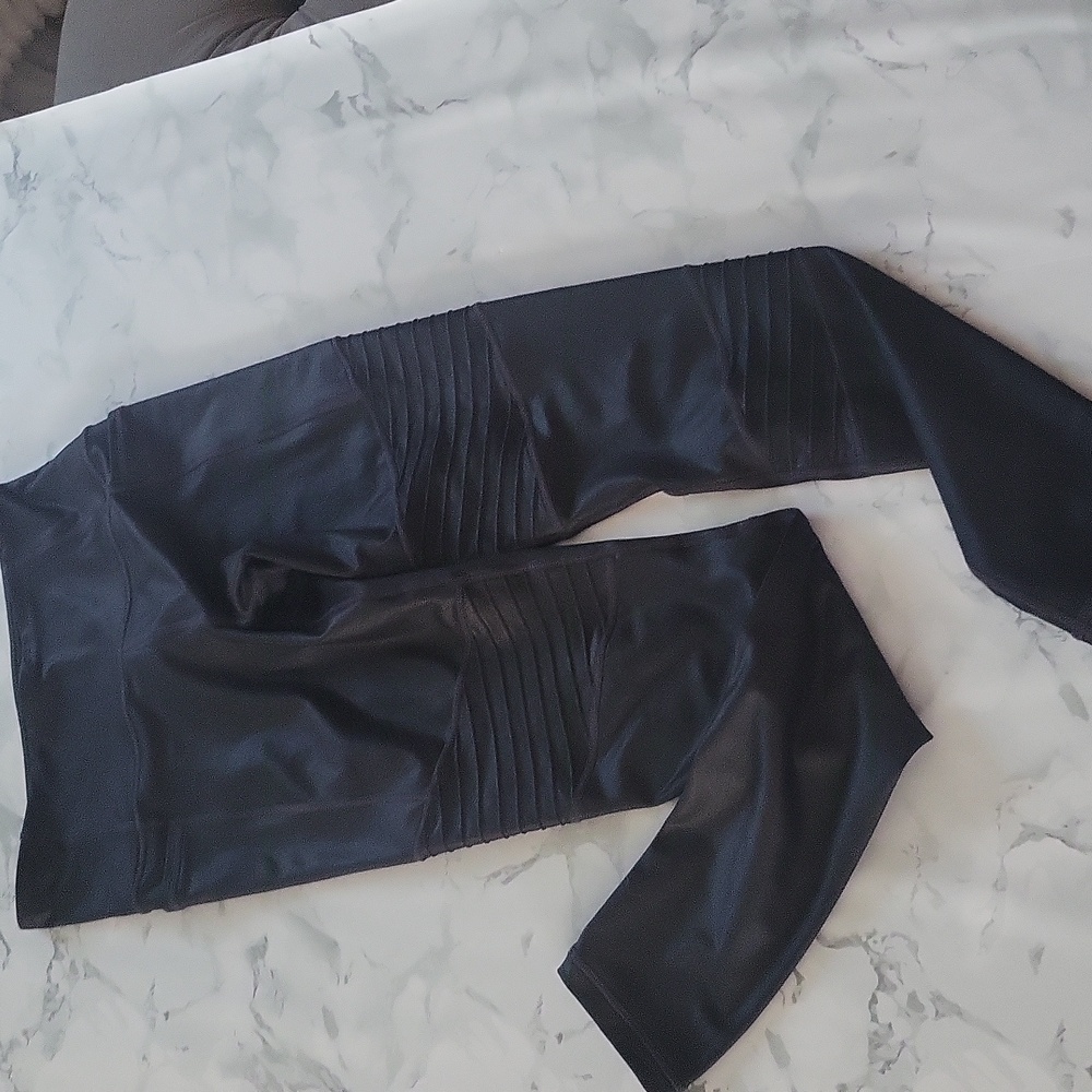 Women's Black High-Waisted Leggings - Picture 5 of 11